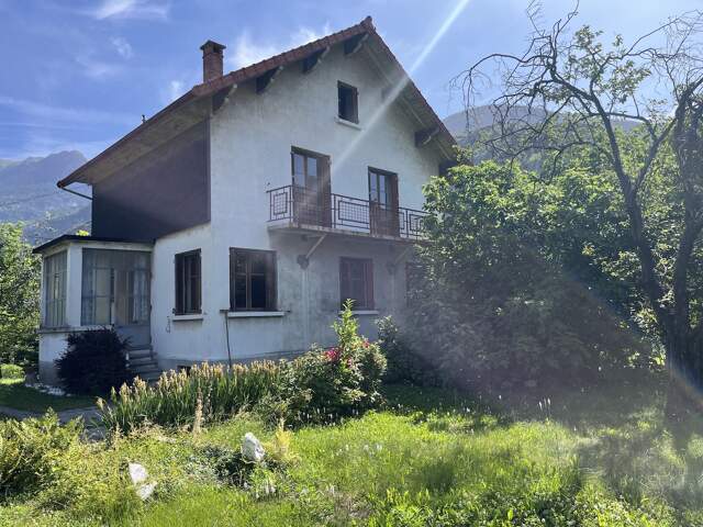 SAINT JEAN DE MAURIENNE Maison spacieuse située sur un magnifique terrain plat, clos et arboré de 1.551 m2 — photo du bien