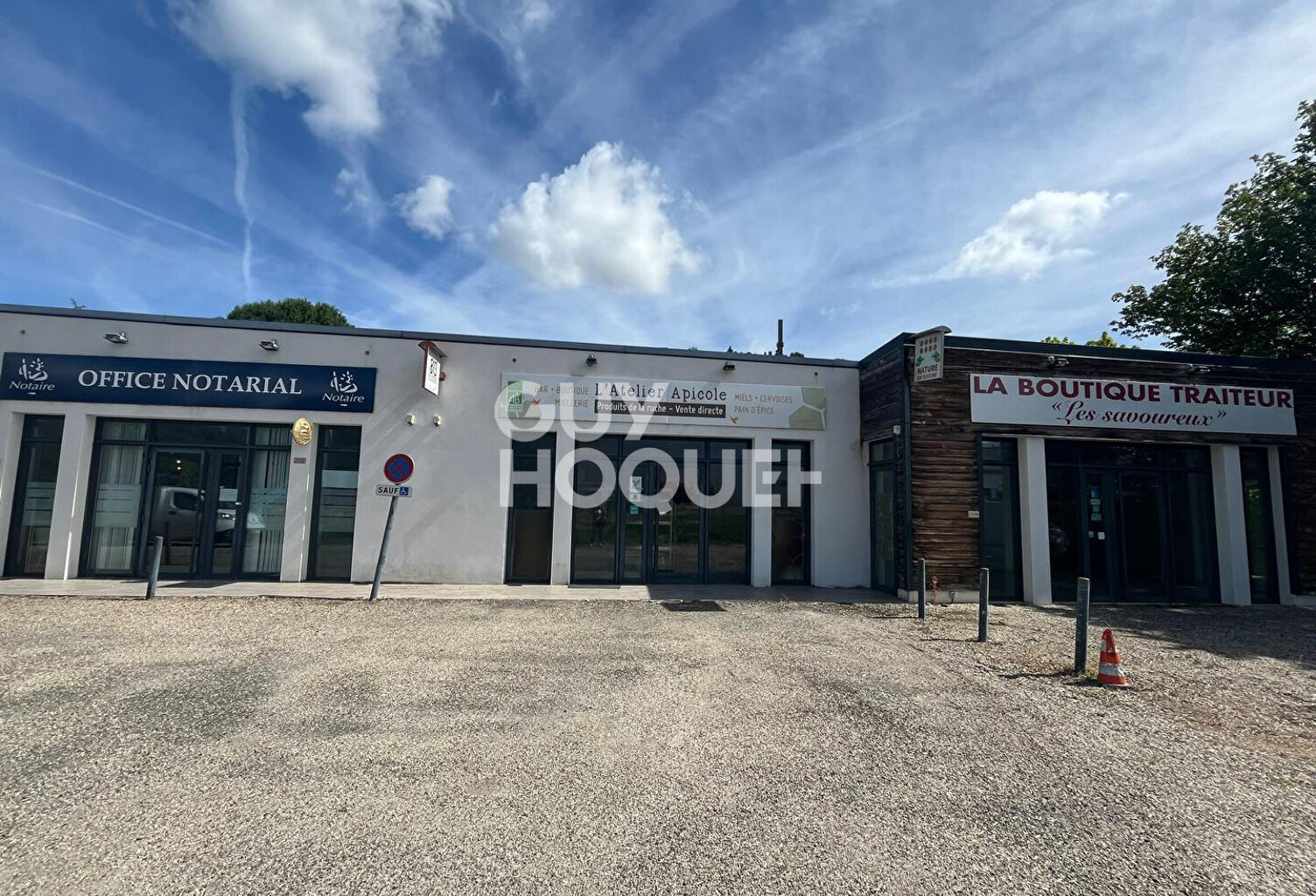Local commercial avec parking au bord d'un axe passant — photo 1