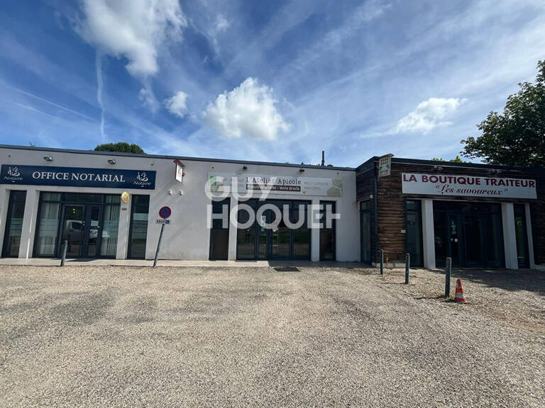 Local commercial avec parking au bord d'un axe passant — photo 1