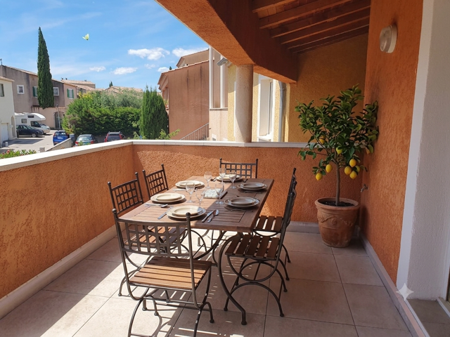 UZES : APPARTEMENT P5 DERNIER ETAGE AVEC TERRASSE ET PARKING — photo du bien