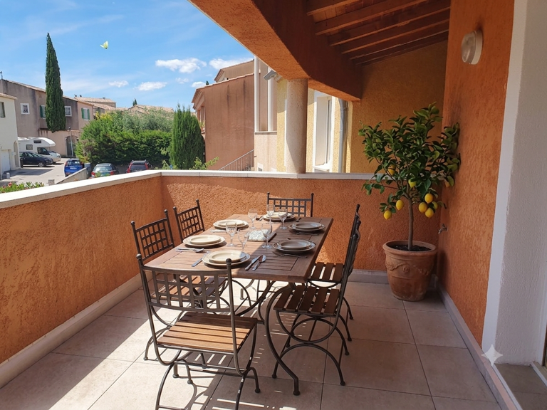UZES : APPARTEMENT P5 DERNIER ETAGE AVEC TERRASSE ET PARKING — photo 1