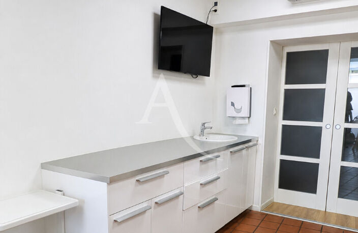 Bureaux Isle Jourdain 4 pièce(s) 140 m2 — photo 2