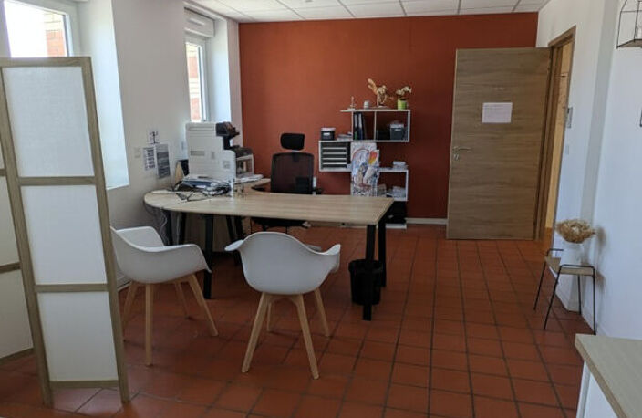 Bureaux Isle Jourdain 4 pièce(s) 140 m2 — photo 5