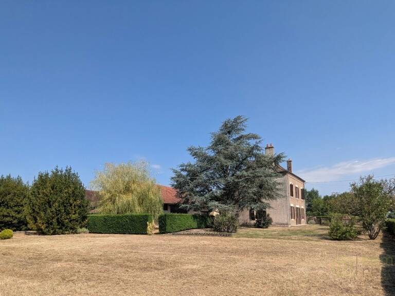 Maison et dépendances — photo 1