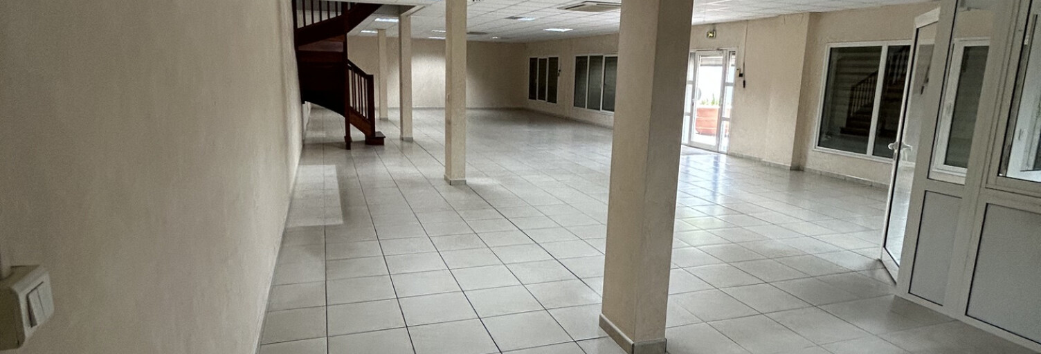 Commerce  826 m² à louer à Baie-Mahault (97122)