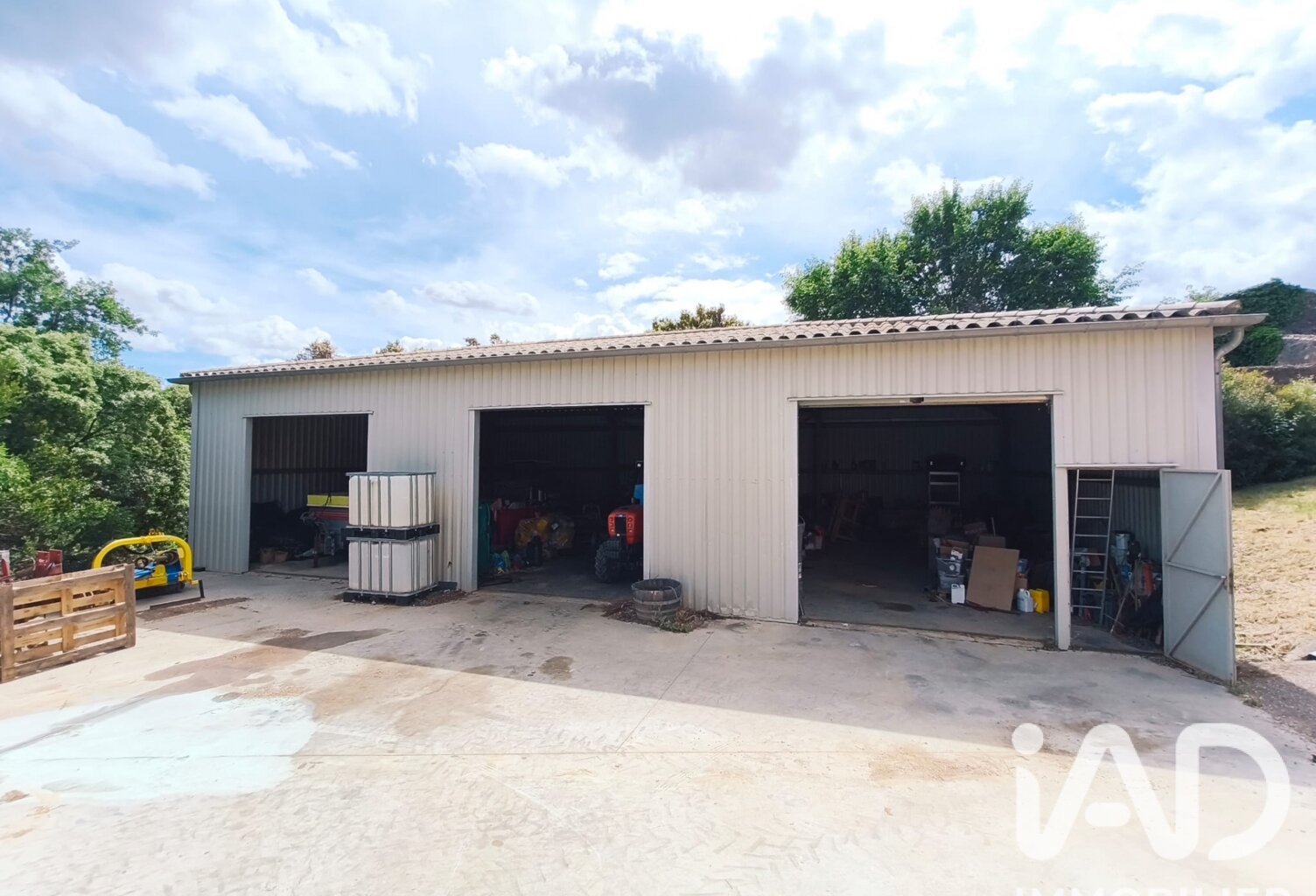 Vente Garage 696 m&sup2; — photo 1
