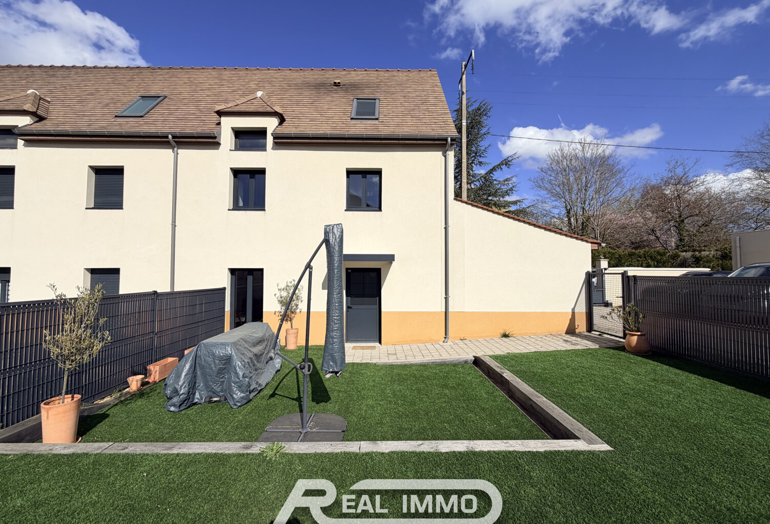 MAISON RÉCENTE AVEC JARDIN — photo 1