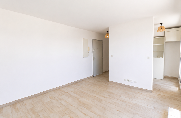 VEND DEUX PIECES DERNIER ETAGE A LA CORNICHE AVEC GARAGE — photo 3