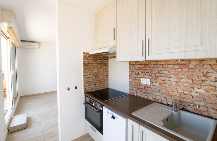 VEND DEUX PIECES DERNIER ETAGE A LA CORNICHE AVEC GARAGE — photo 5