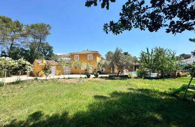 Villa T5 traditionnelle de 165 m² avec piscine et grand garage. — photo du bien