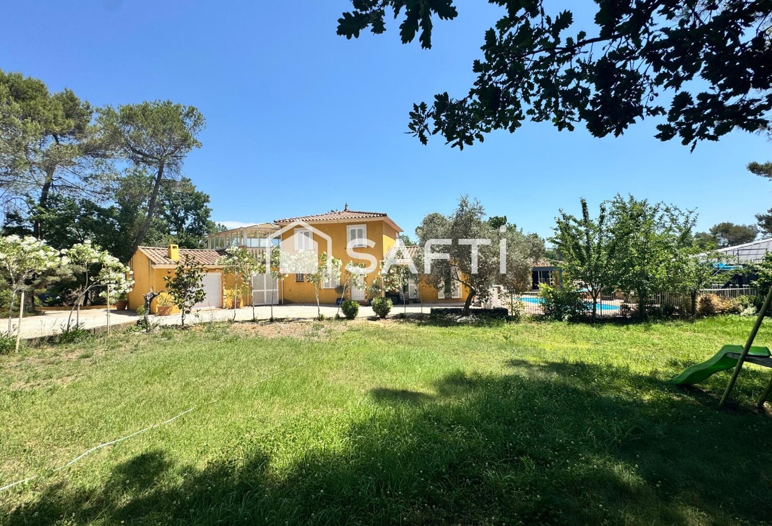 Villa T5 traditionnelle de 165 m² avec piscine et grand garage. — photo 1