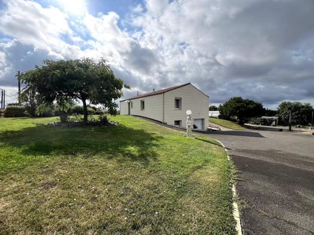 MAISON SPACIEUSE AVEC PISCINE CHAUFFEE A 2 KMS DES PLAGES DE LONGEVILLE SUR MER — photo du bien