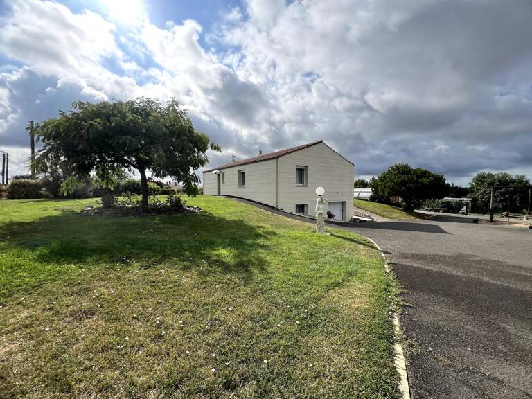 MAISON SPACIEUSE AVEC PISCINE CHAUFFEE A 2 KMS DES PLAGES DE LONGEVILLE SUR MER — photo 1