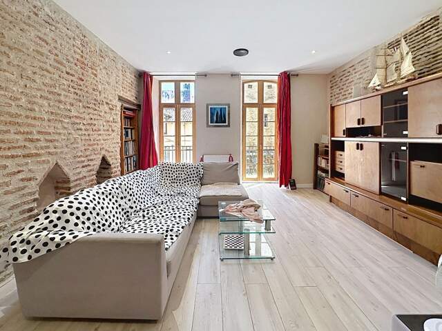 Situé au coeur du centre historique de Cahors appartement T 4 avec balcon — photo du bien