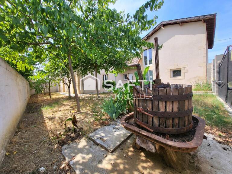 Ensemble immobilier composé d'une maison familliale de 200M² environ et d'une maison de 100M² hors d'eau hors d'air. — photo 1