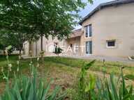 Ensemble immobilier composé d'une maison familliale de 200M² environ et d'une maison de 100M² hors d'eau hors d'air. — photo 2