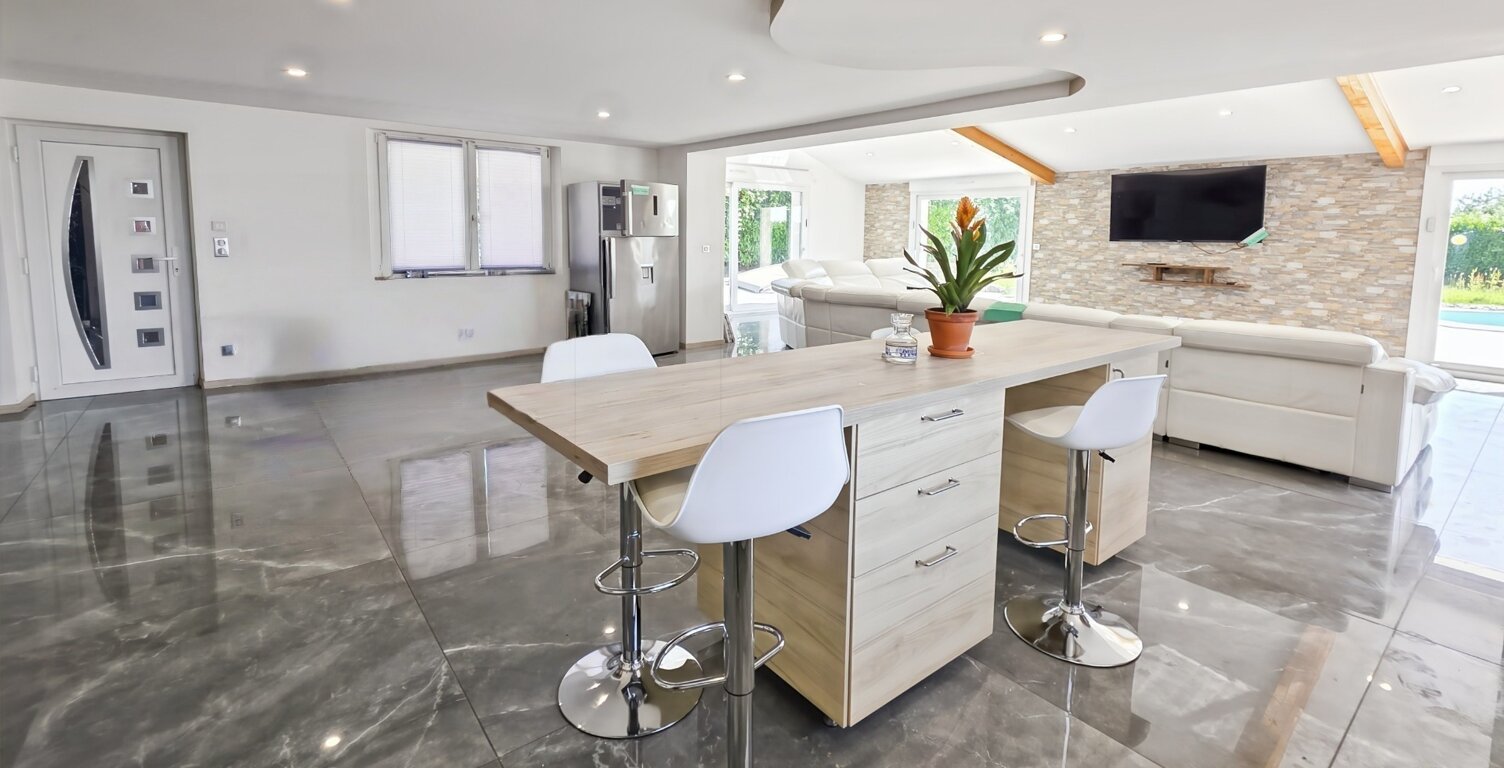 MAISON CONTEMPORAINE DE STANDING AVEC PISCINE – COMMENAILLES (JURA) — photo 1