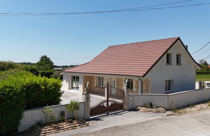 MAISON CONTEMPORAINE DE STANDING AVEC PISCINE – COMMENAILLES (JURA) — photo 2