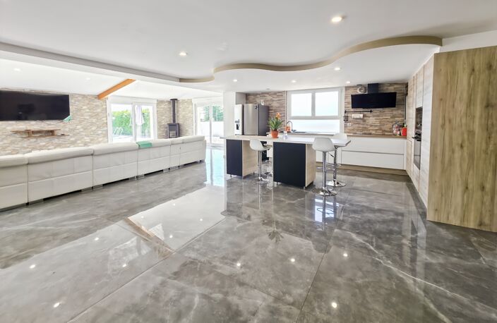MAISON CONTEMPORAINE DE STANDING AVEC PISCINE – COMMENAILLES (JURA) — photo 3