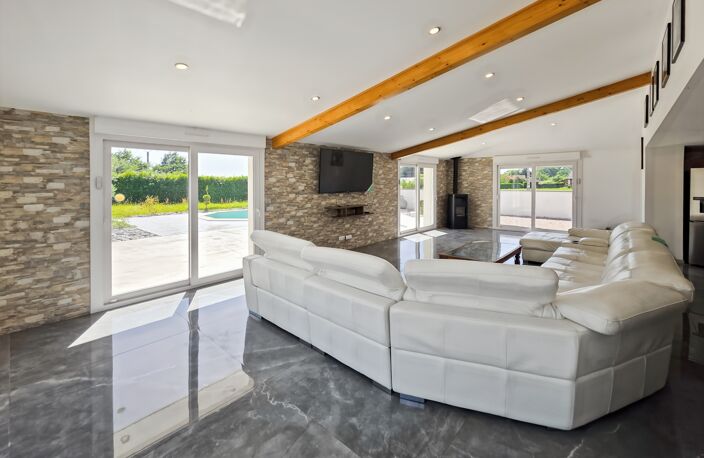 MAISON CONTEMPORAINE DE STANDING AVEC PISCINE – COMMENAILLES (JURA) — photo 4