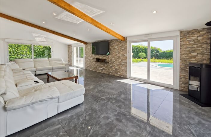 MAISON CONTEMPORAINE DE STANDING AVEC PISCINE – COMMENAILLES (JURA) — photo 5