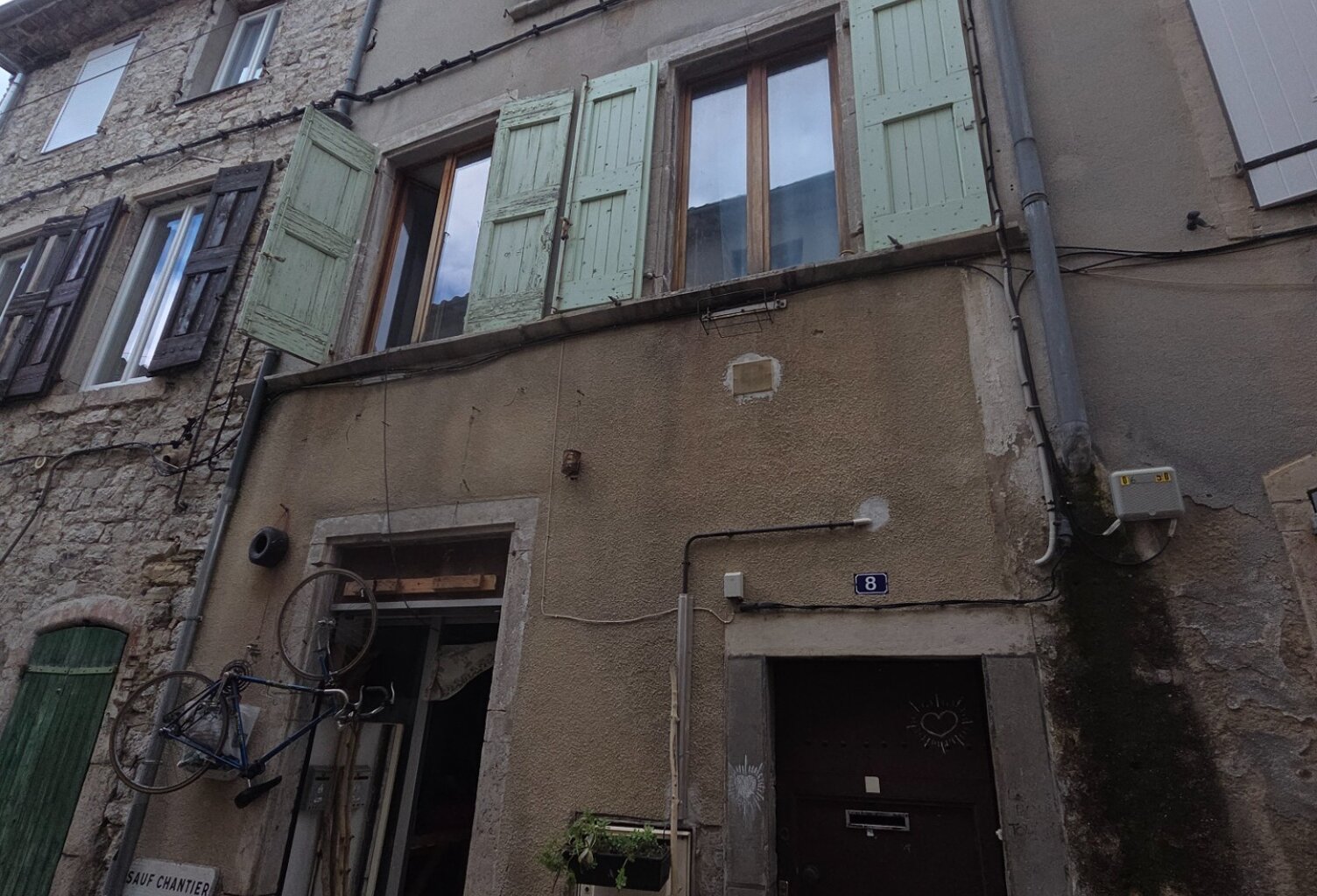 SAINT HIPPOLYTE DU FORT (30) secteur écu de France, idéal investisseur immeuble de rapport d'environ 98m² habitable composé de 2 appartements et d'un studio rentabilité de 11.8% brut — photo 1