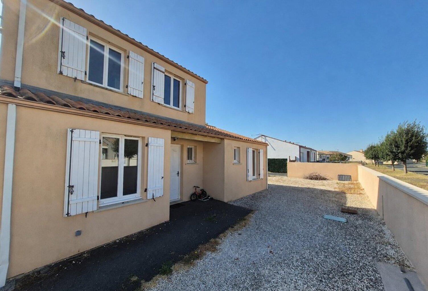 Maison familiale 5 pièces avec jardin clos – Lussant 17430 — photo 1