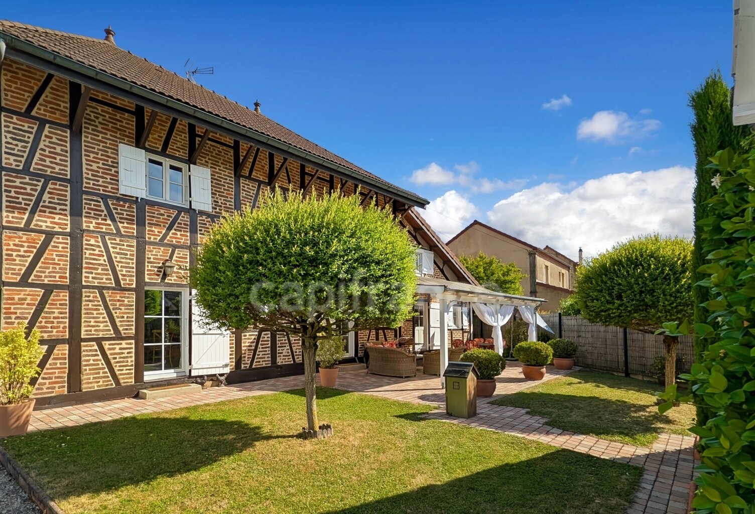 Maison de charme à Colombages de 184.67 m² à vendre 8 pièces SAINT GERMAIN DU BOIS (71) terrain de 443 m² piscine ! — photo 1