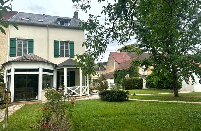 ELEGANTE PROPRIETE AVEC PISCINE, GÎTE INDÉPENDANT ET ESPACE PROFESSIONNEL – POUILLY-EN-AUXOIS CENTRE — photo 2