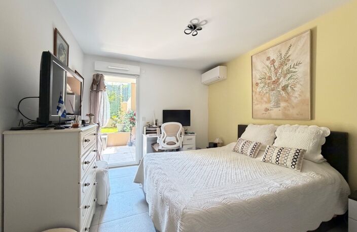 À Vendre – VILLENEUVE LOUBET (06) Appartement 3 Pièces en Rez-de-Jardin dans une Résidence de Standing (Livrée en 2024) — photo 4