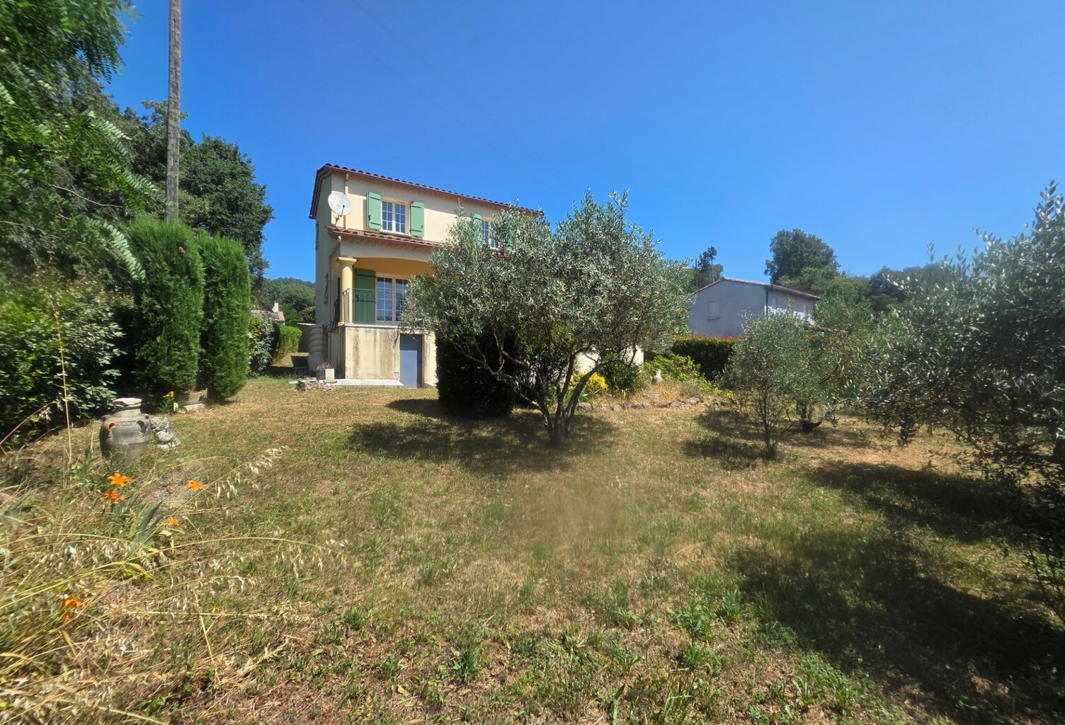 Cendras (30) secteur les Bedos à moins de 10 minutes d'ales, très belle villa 2005 d'environ 130m² sur un terrain clos et arboré de 902 m² — photo 1