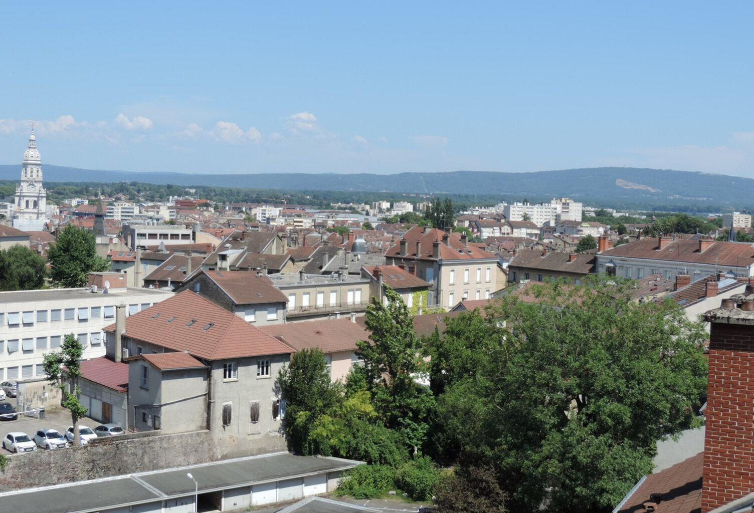 Dpt Ain (01), à vendre BOURG EN BRESSE, appartement T3 de 109 m² au sixième étage avec vue panoramique, balcon, cave et garage — photo 1