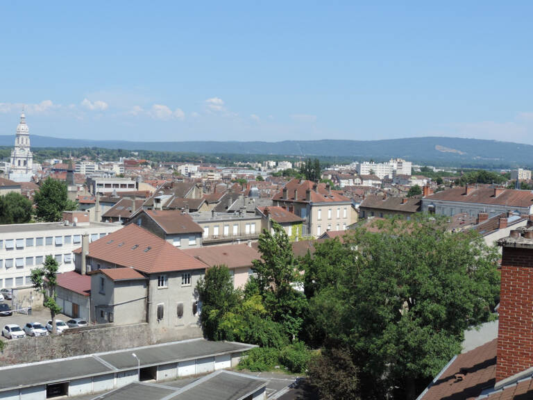 Dpt Ain (01), à vendre BOURG EN BRESSE, appartement T3 de 109 m² au sixième étage avec vue panoramique, balcon, cave et garage — photo 1