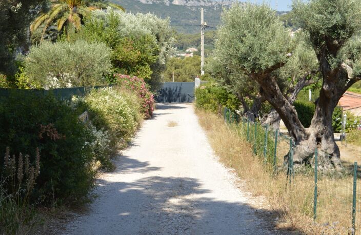 Toulon 4 chemin des routes / chemin de pelvoux Terrain constructible de 722 m2 zone UE emprise 20 % — photo 2