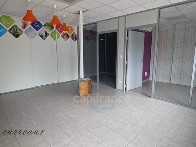 Local professionnel climatisé avec bureaux indépendants — photo du bien