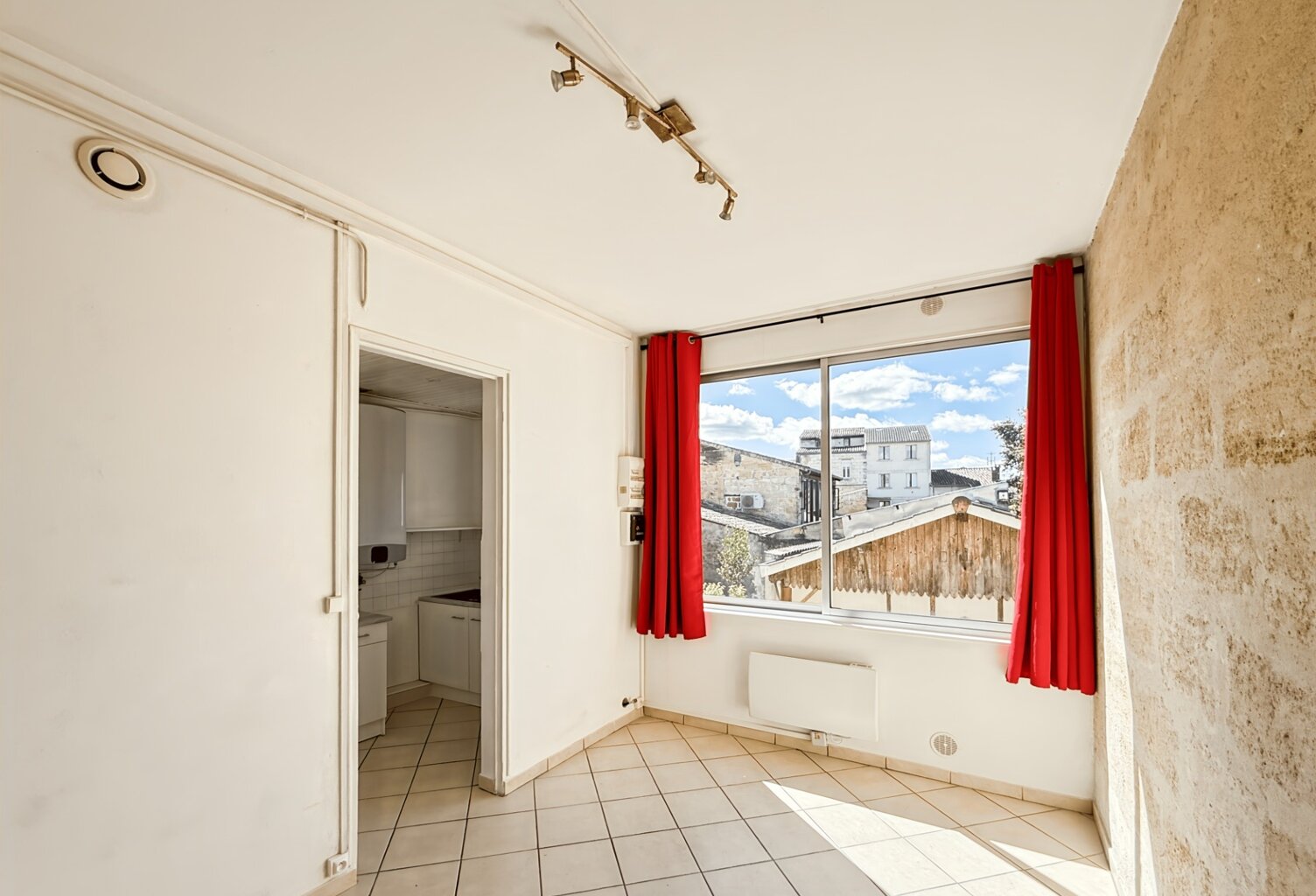 Idéal investisseur – Lumineux T1 bis de 48 m² – Bordeaux Capucins / Victoire — photo 1