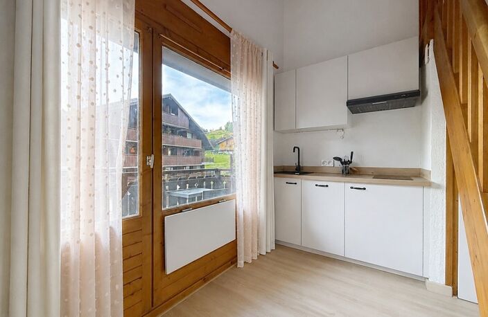 Appartement mansardé rénové à 50 m du télésiège - BELLEVAUX HIRMENTAZ (74) — photo 4