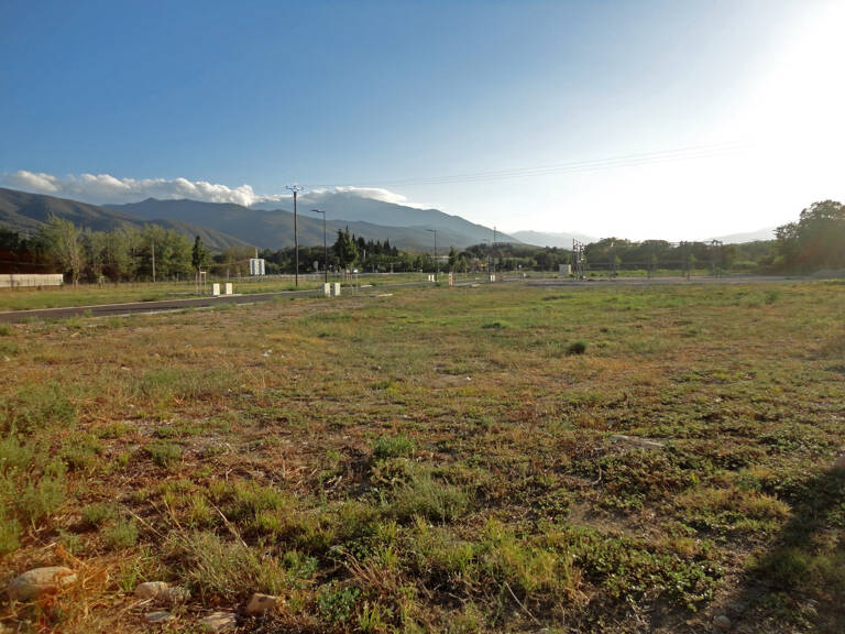 Dpt Pyrénées Orientales (66), à vendre ILLE SUR TET terrain constructible 9600m², plat, vaibilisé — photo 1