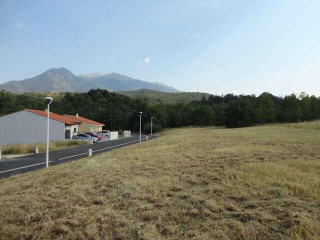 Dpt Pyrénées Orientales (66), à vendre PRADES Terrain constructible 375 m², 3 faces, libre constructeur — photo du bien