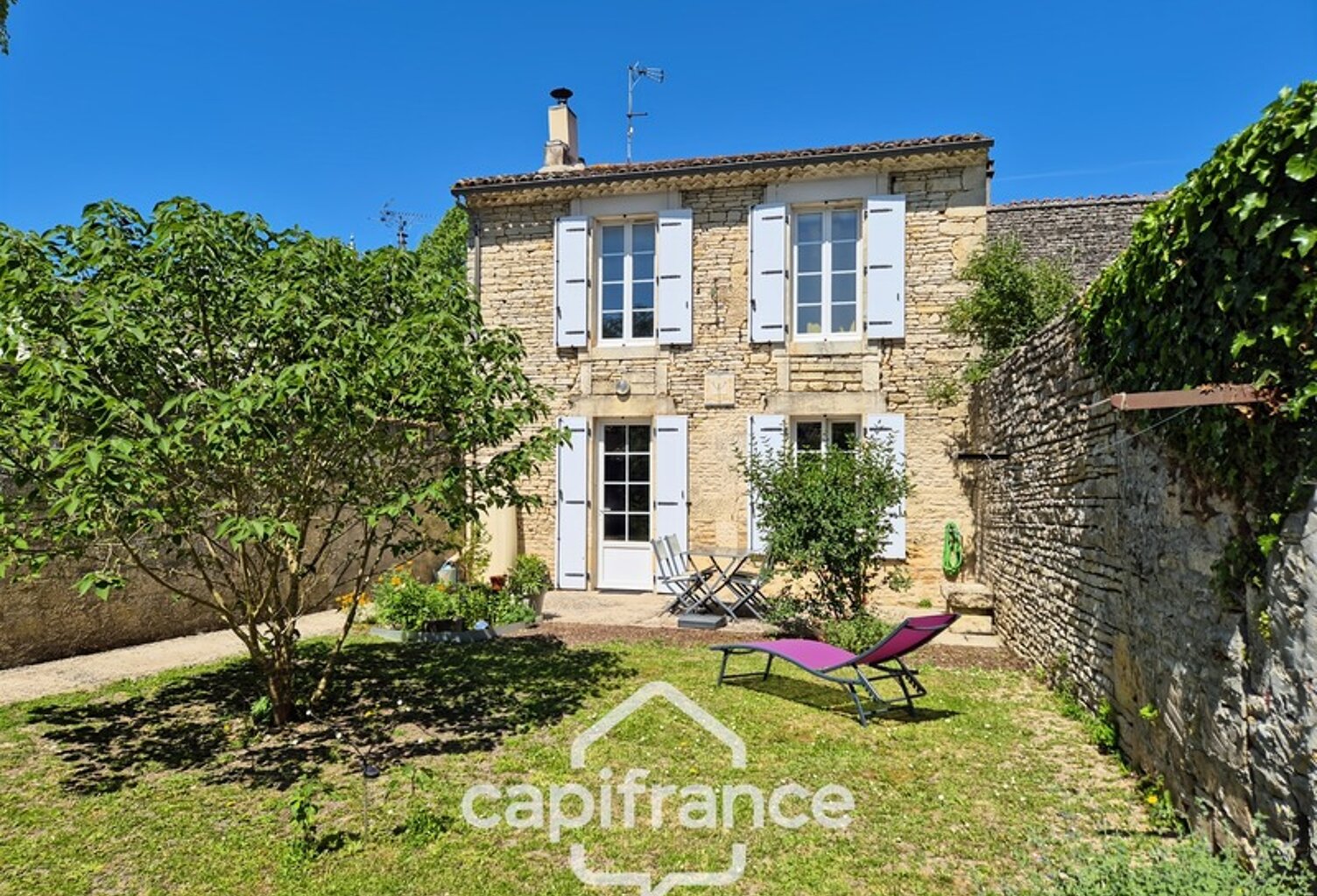 Maison à vendre 5 pièces ASNIERES LA GIRAUD (17) avec jardin, dépendances et garage — photo 1