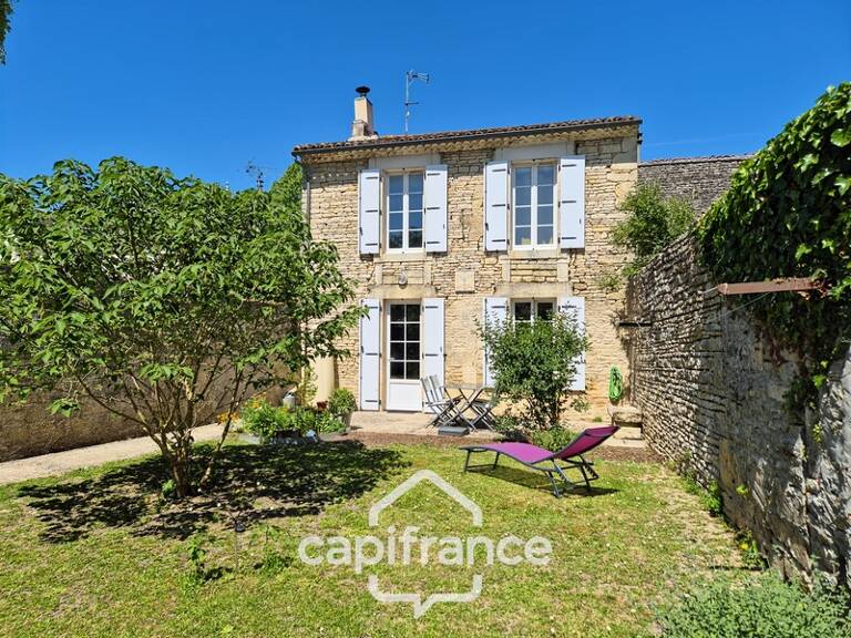 Maison à vendre 5 pièces ASNIERES LA GIRAUD (17) avec jardin, dépendances et garage — photo 1