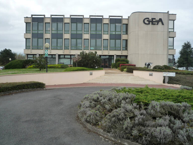 Château-Thierry, à louer un plateau de bureaux de 900 m2 en parfait état sur un terrain de 6500 m2 — photo 1