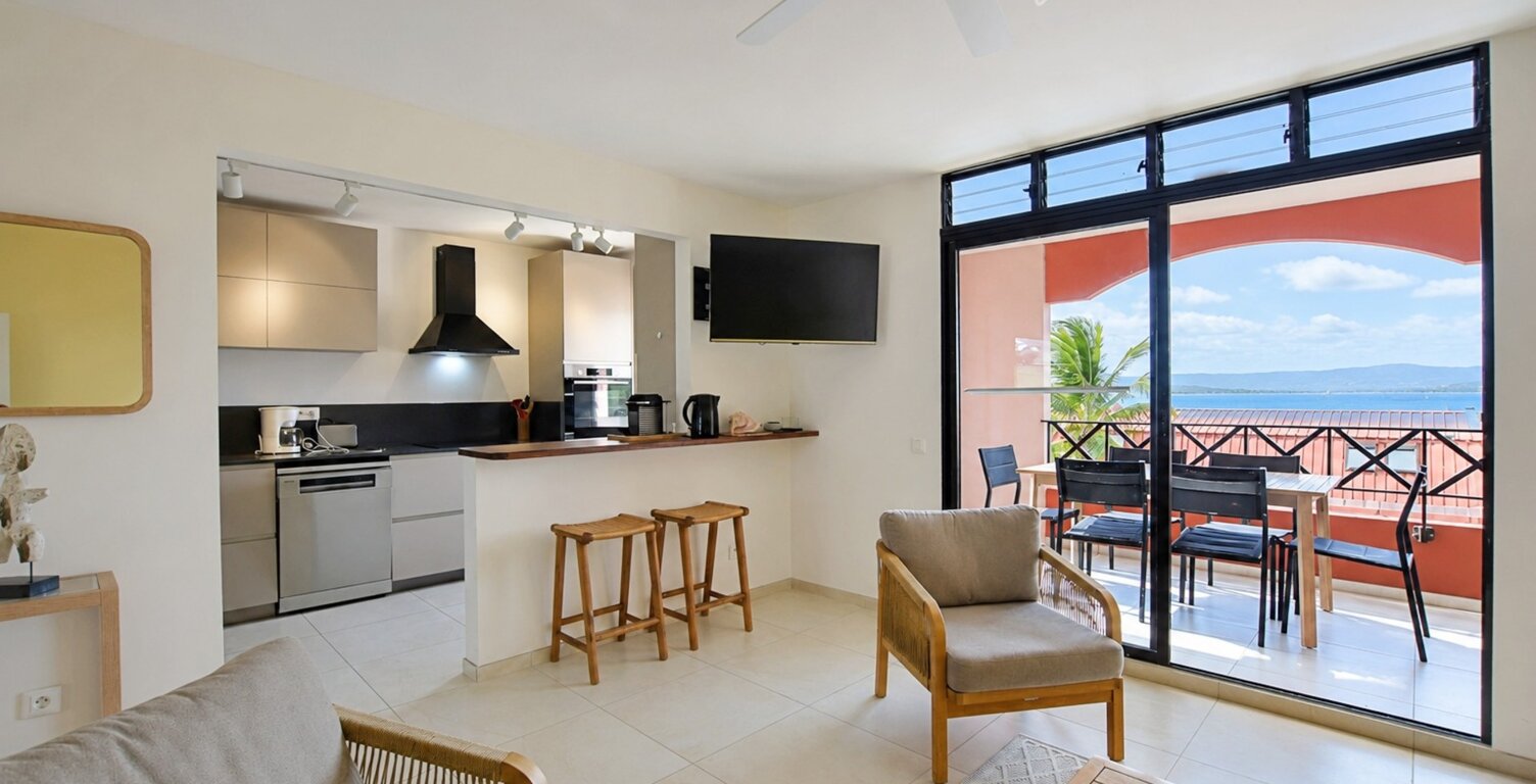 À VENDRE – LES TROIS-ÎLETS MARTINIQUE – APPARTEMENT T3 DUPLEX ENTIÈREMENT RÉNOVÉ – VUE MER – PROCHE PLAGES — photo 1