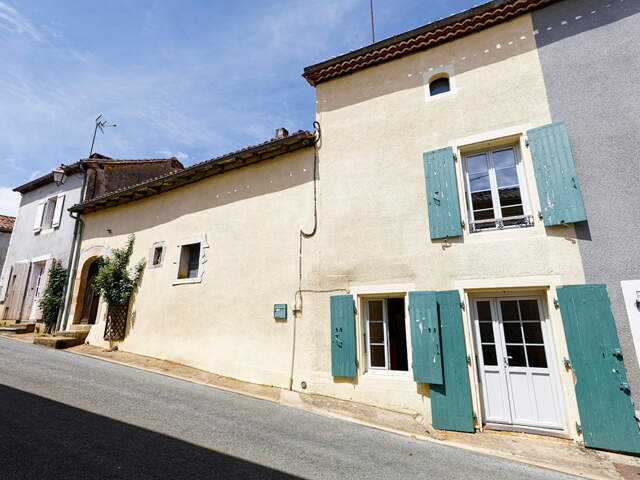 Maison de village 4 pièces avec cour intérieure et jardin - VARAIGNES (24) — photo du bien