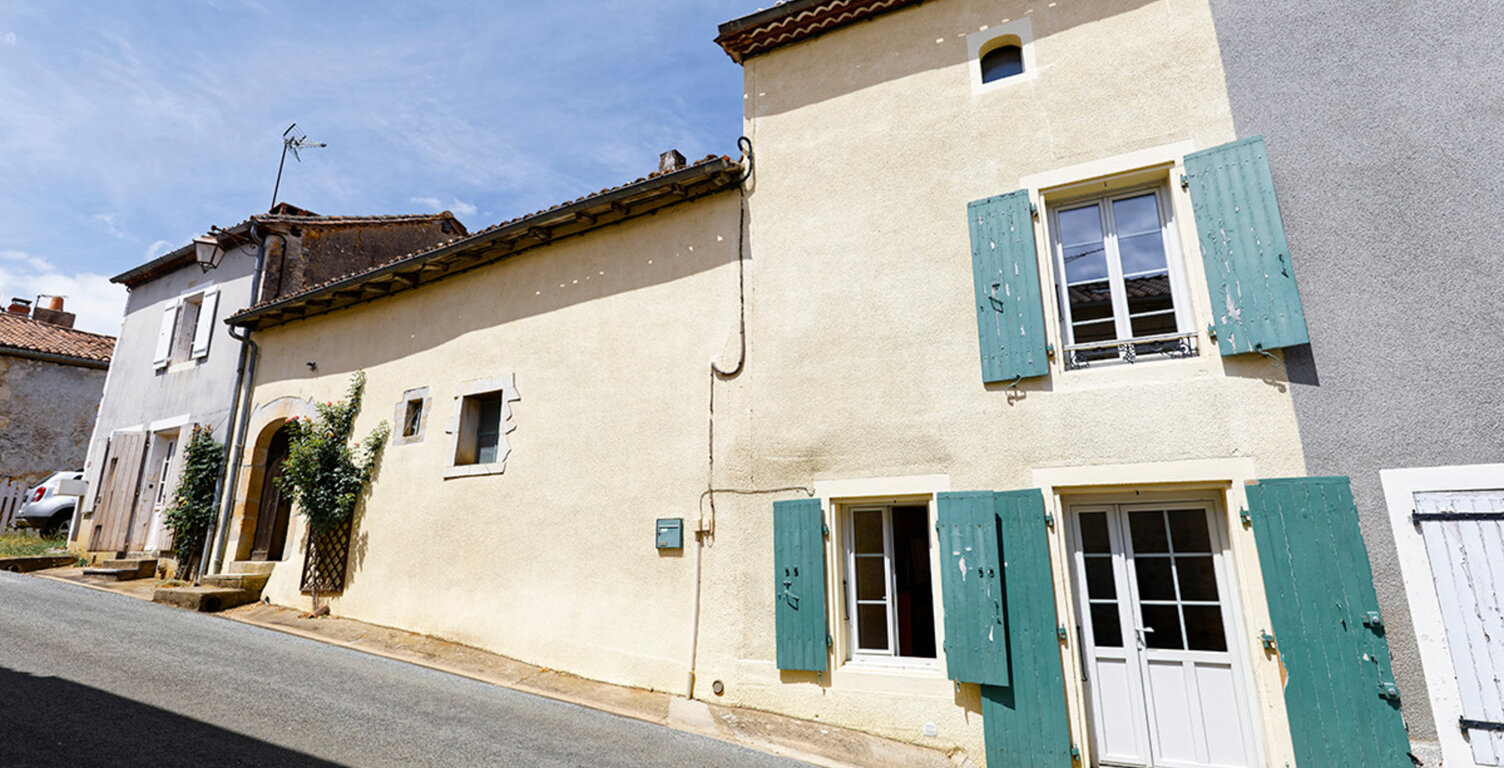 Maison de village 4 pièces avec cour intérieure et jardin - VARAIGNES (24) — photo 1