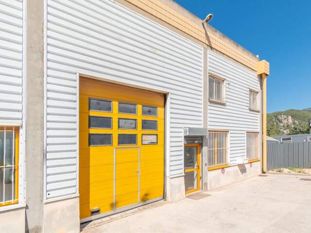 Dpt Bouches du Rhône (13), à louer GEMENOS Local commercial 210 m² - Entrepôt - Bureaux - Mezzanines - Rayonnage — photo du bien