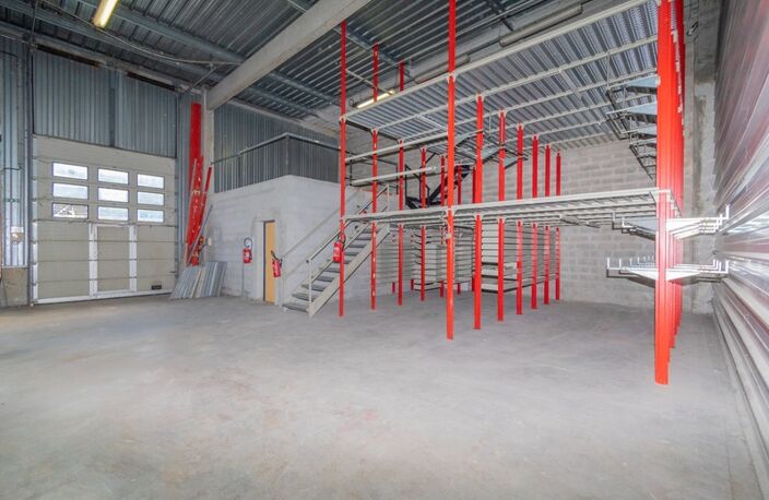 Dpt Bouches du Rhône (13), à louer GEMENOS Local commercial 210 m² - Entrepôt - Bureaux - Mezzanines - Rayonnage — photo 2