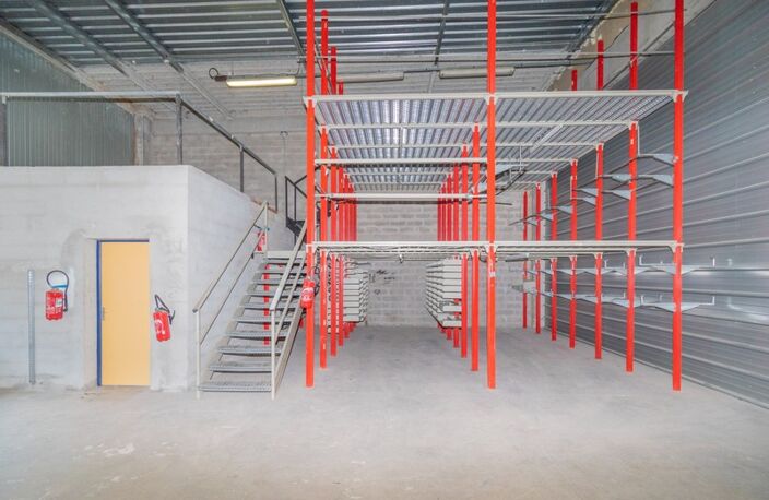 Dpt Bouches du Rhône (13), à louer GEMENOS Local commercial 210 m² - Entrepôt - Bureaux - Mezzanines - Rayonnage — photo 3
