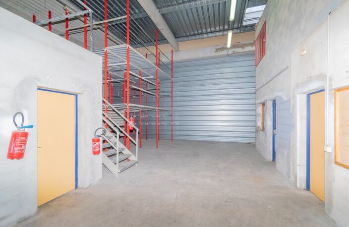 Dpt Bouches du Rhône (13), à louer GEMENOS Local commercial 210 m² - Entrepôt - Bureaux - Mezzanines - Rayonnage — photo 4