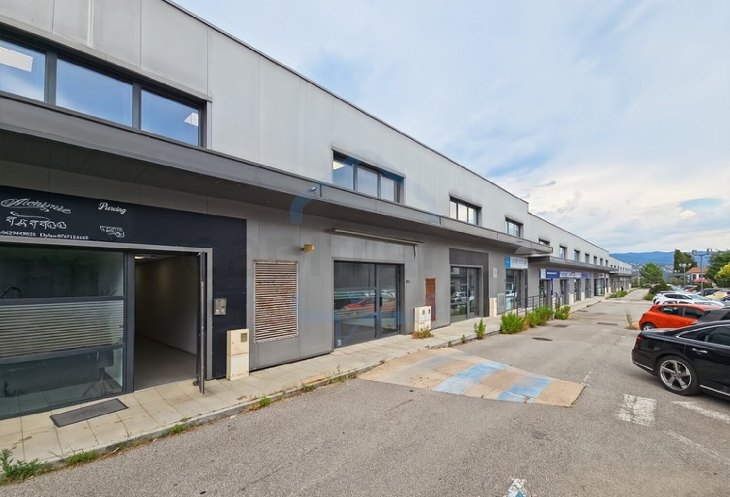 SARROLA-CARCOPINO – Locaux commerciaux à vendre – Ensemble de 342 m² modulable — photo 1